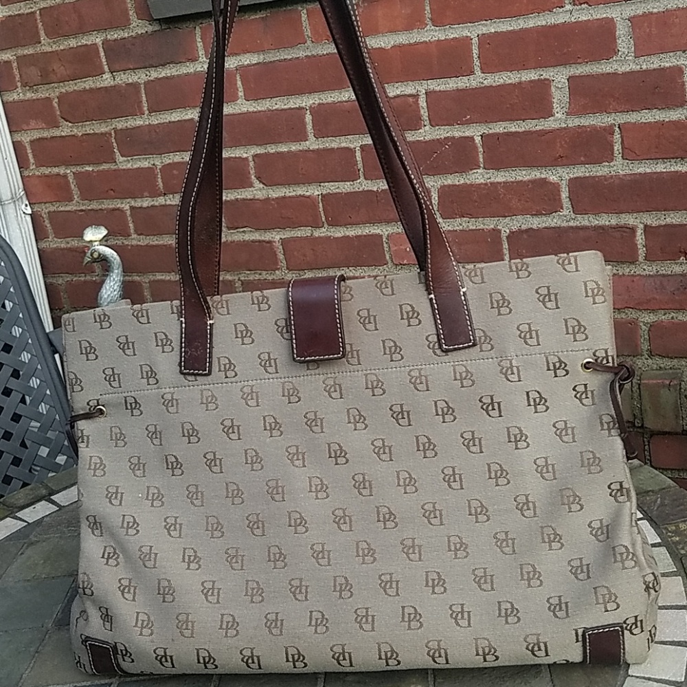 Dooney & Bourke tote w/ bonus wristlet & ID holder